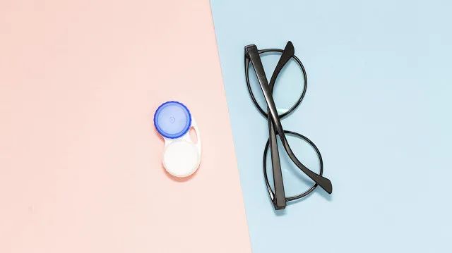 戴隐形眼镜后眼干,戴隐形眼镜眼干用什么滴眼液