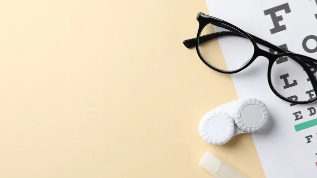 戴隐形眼镜后眼干,戴隐形眼镜眼干用什么滴眼液