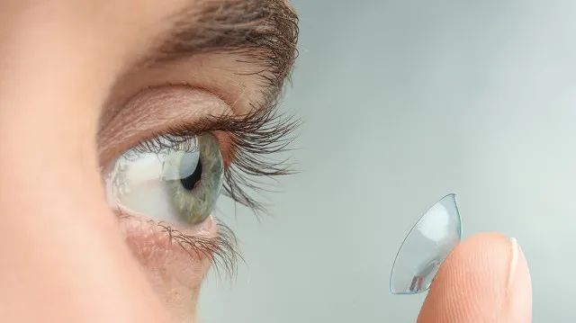 戴隐形眼镜后眼干,戴隐形眼镜眼干用什么滴眼液