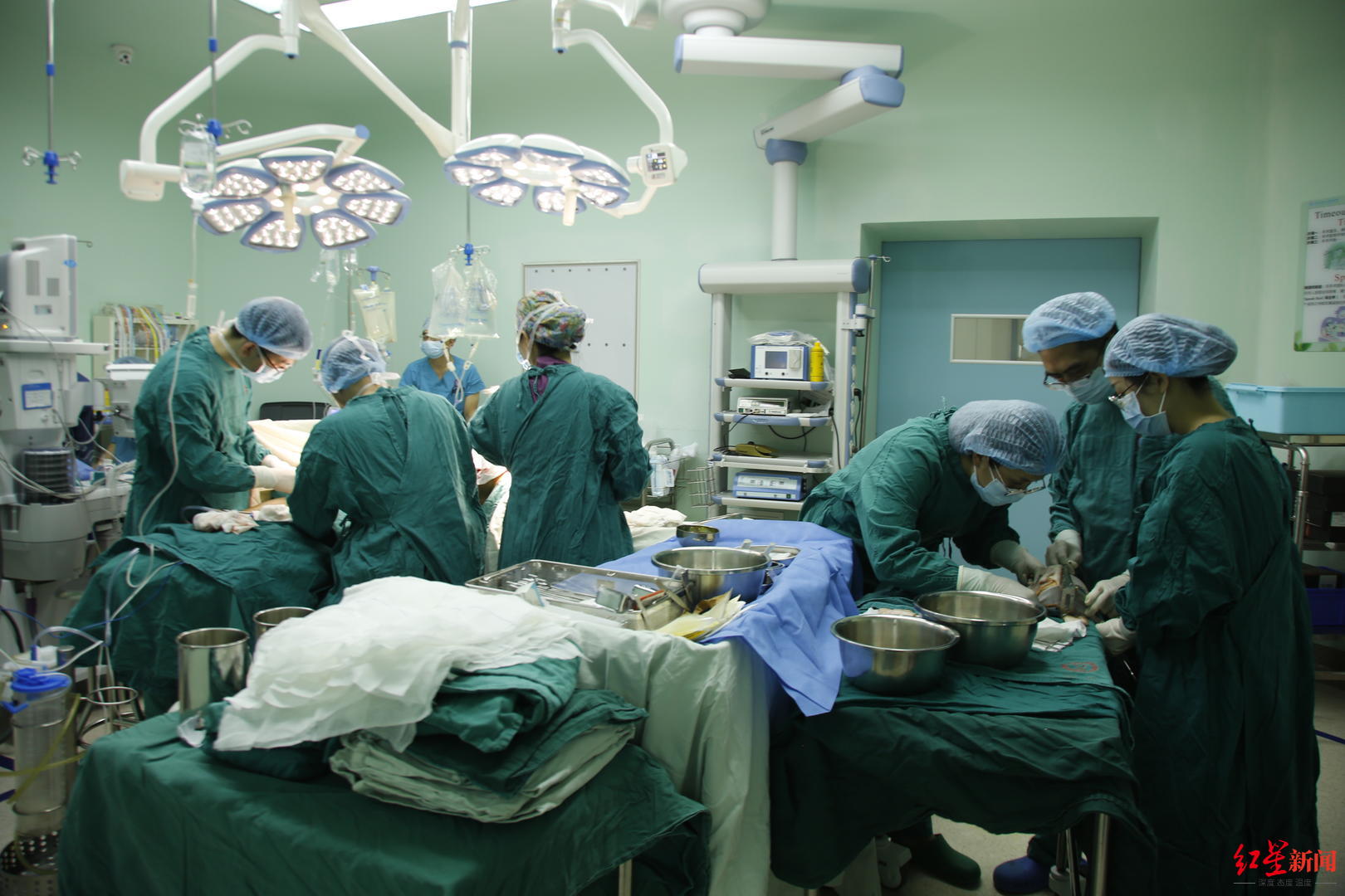 罕见！男子不慎撕脱背上大片皮肤，医生缝1000余针回植成功