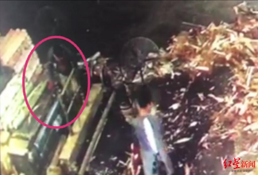 罕见！男子不慎撕脱背上大片皮肤，医生缝1000余针回植成功