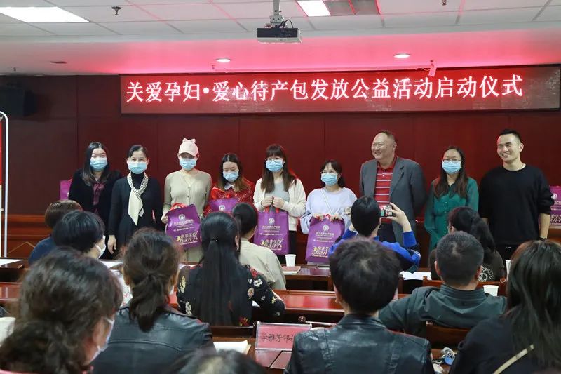 卓刀泉街联合爱心医院,为辖区准妈妈免费发放爱心待产包