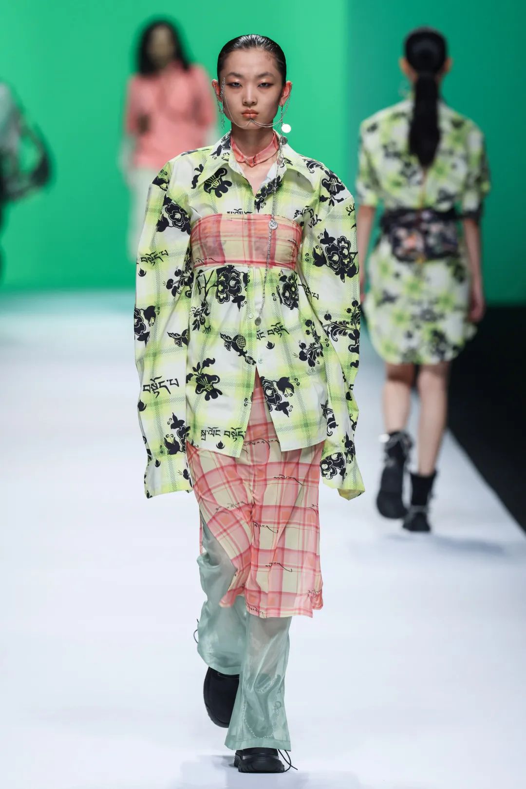 2023秋冬上海时装周秀场设计,2020春夏上海时装周展会分析