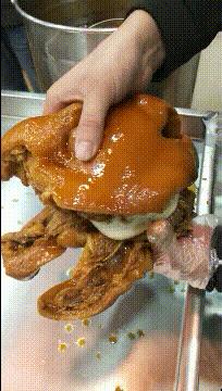 扁桃早上回家发现邻居老王......