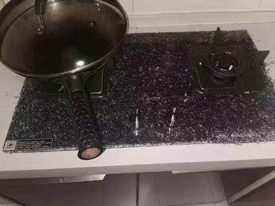 煤气灶玻璃突然爆裂怎么回事,煤气灶玻璃爆裂怎么回事