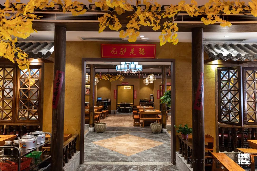 火爆10年的「山村驴庄」终于来长沙啦！扬言要用汤锅驴肉霸占长沙人的餐桌