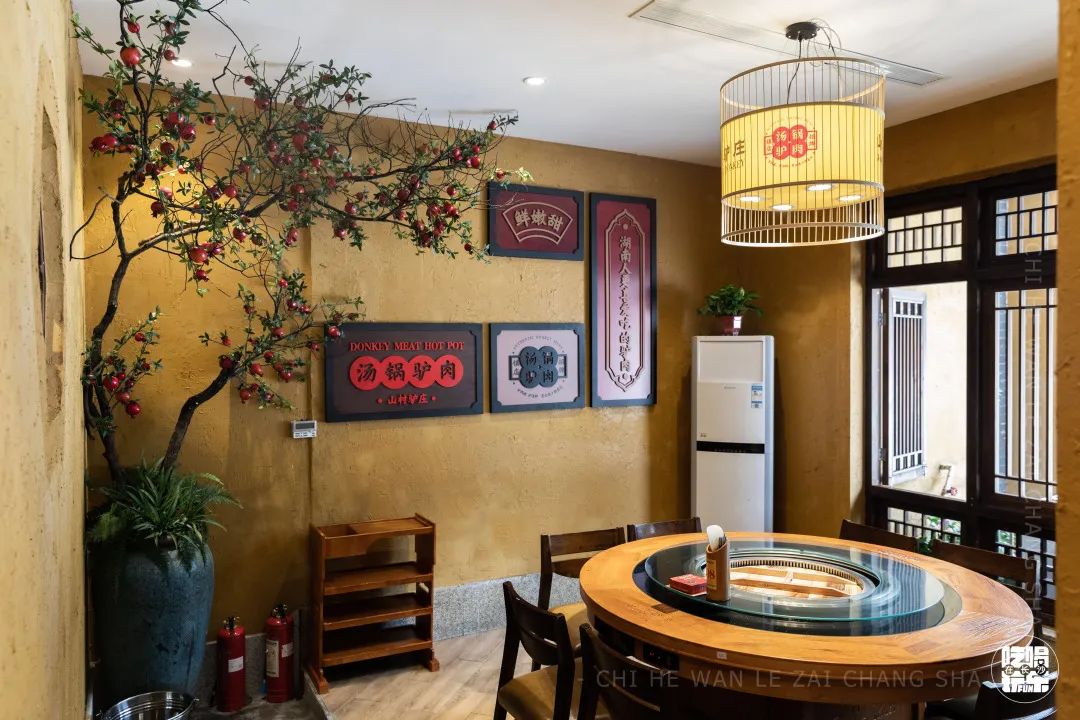 火爆10年的「山村驴庄」终于来长沙啦！扬言要用汤锅驴肉霸占长沙人的餐桌