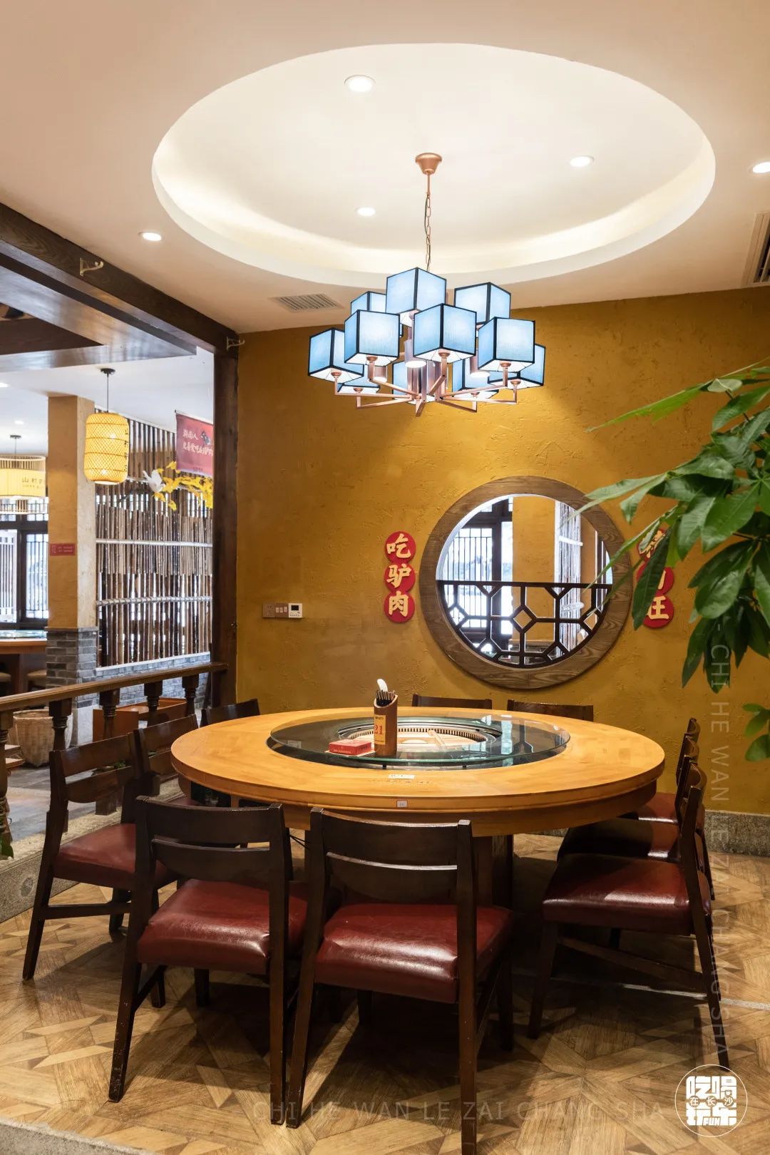 火爆10年的「山村驴庄」终于来长沙啦！扬言要用汤锅驴肉霸占长沙人的餐桌