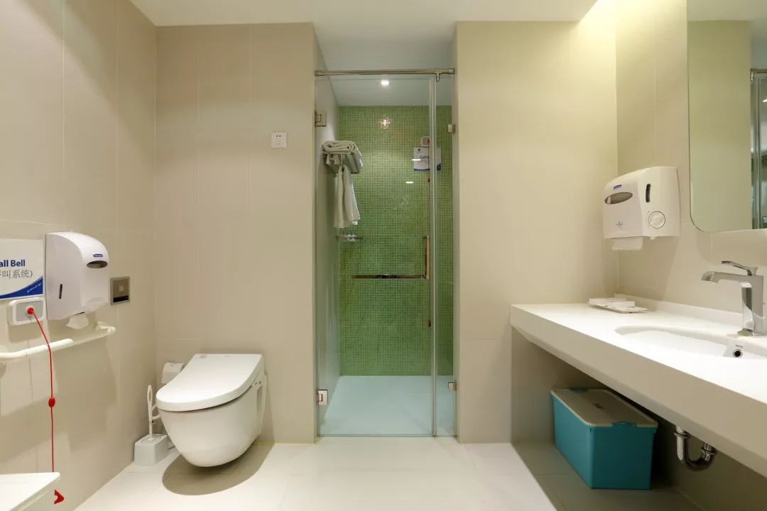 疫情防控就诊两不误,疫情防控不松懈安全生产不停歇