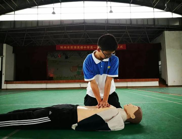 杭州高三学生救人,浙江杭州西湖区救人