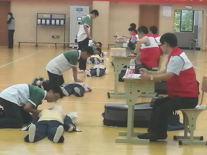 杭州高三学生救人,浙江杭州西湖区救人