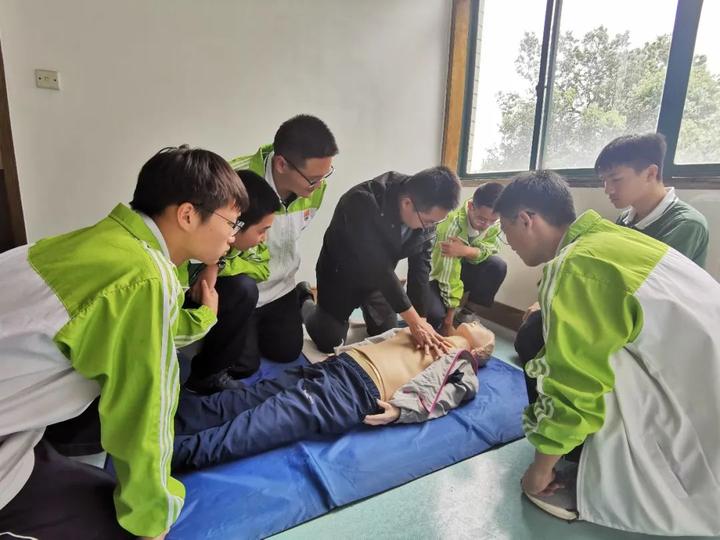杭州高三学生救人,浙江杭州西湖区救人