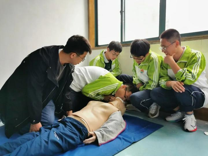 杭州高三学生救人,浙江杭州西湖区救人