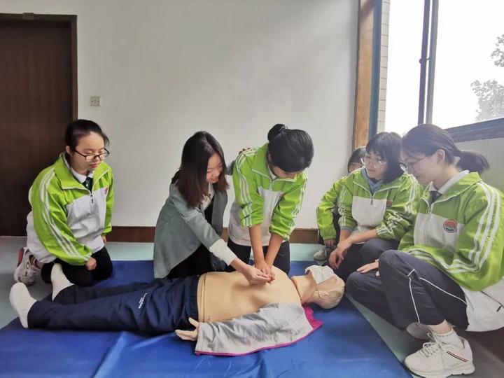 杭州高三学生救人,浙江杭州西湖区救人