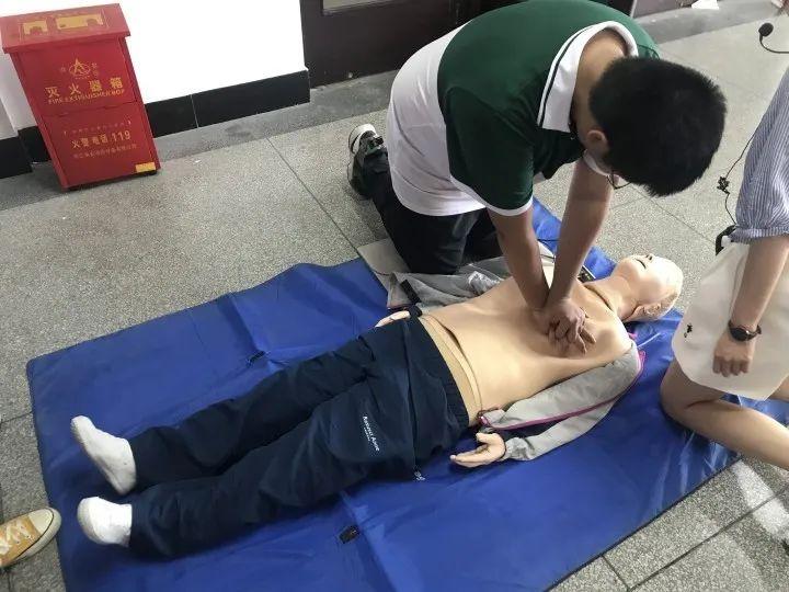 杭州高三学生救人,浙江杭州西湖区救人