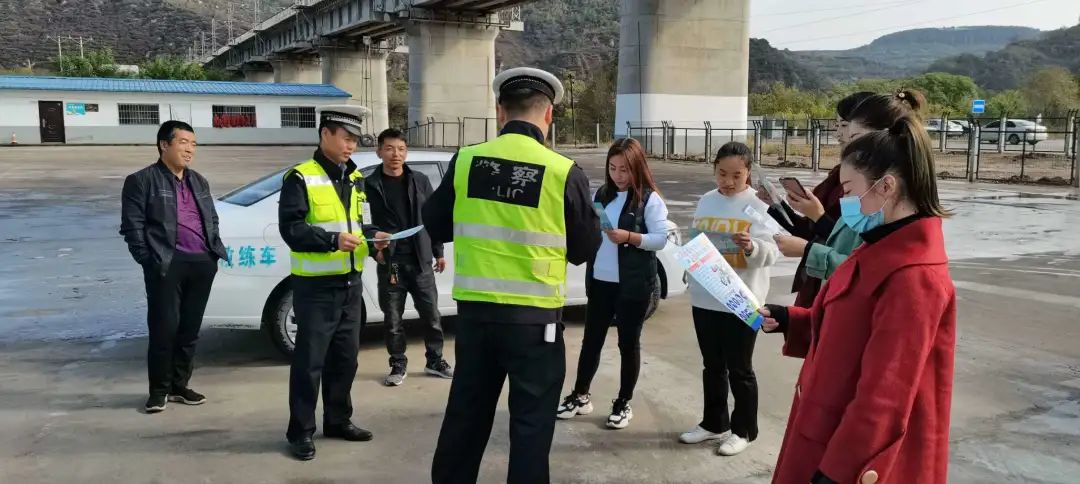 进驾校开展交通安全宣传,交通安全知识进驾校宣传