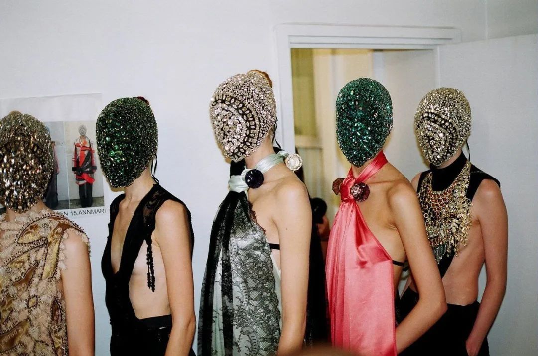 连吴赫都偏爱的「面具」，原来早就成为时装秀场的常客