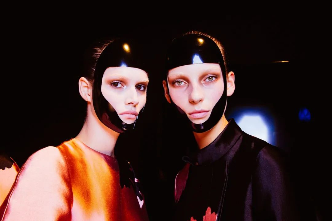 连吴赫都偏爱的「面具」，原来早就成为时装秀场的常客