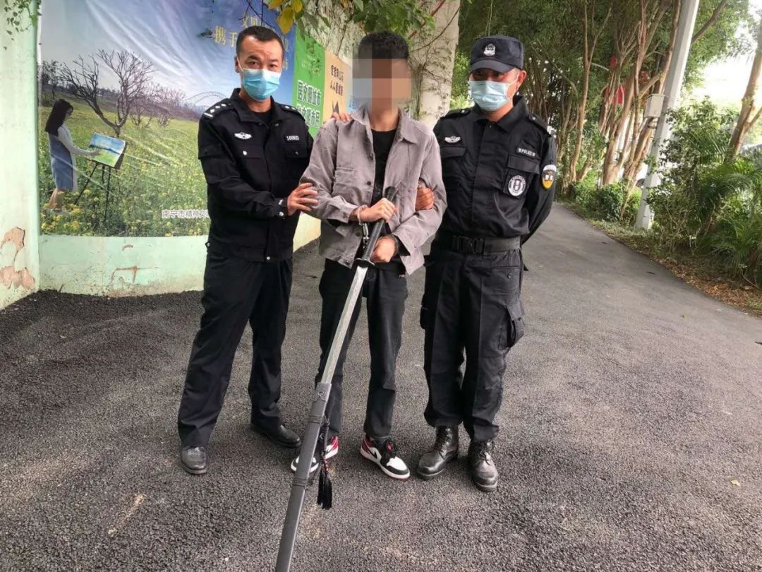 男子因情感纠纷居然拿“武士刀”威胁前女友，还叫人来强行撬门……