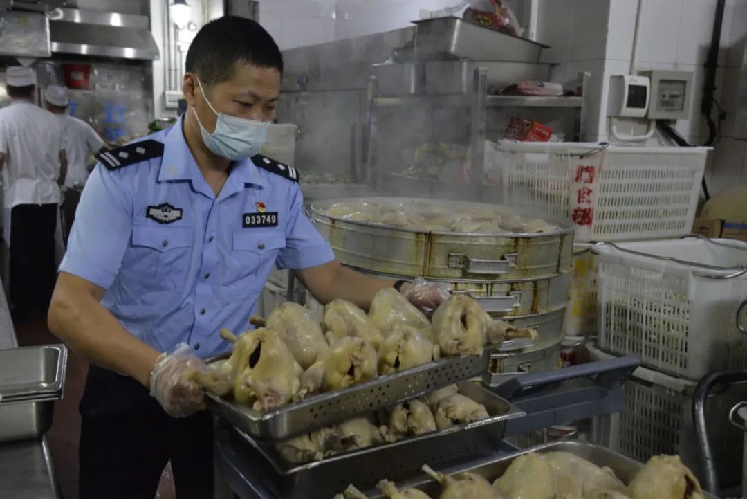 【青年民警微视角】为了奋战的战友，他每天前送数以吨计的“温暖”——走进青年民警李汝芹的一天