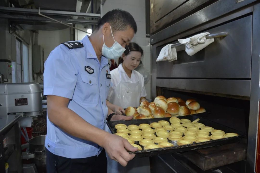 【青年民警微视角】为了奋战的战友，他每天前送数以吨计的“温暖”——走进青年民警李汝芹的一天