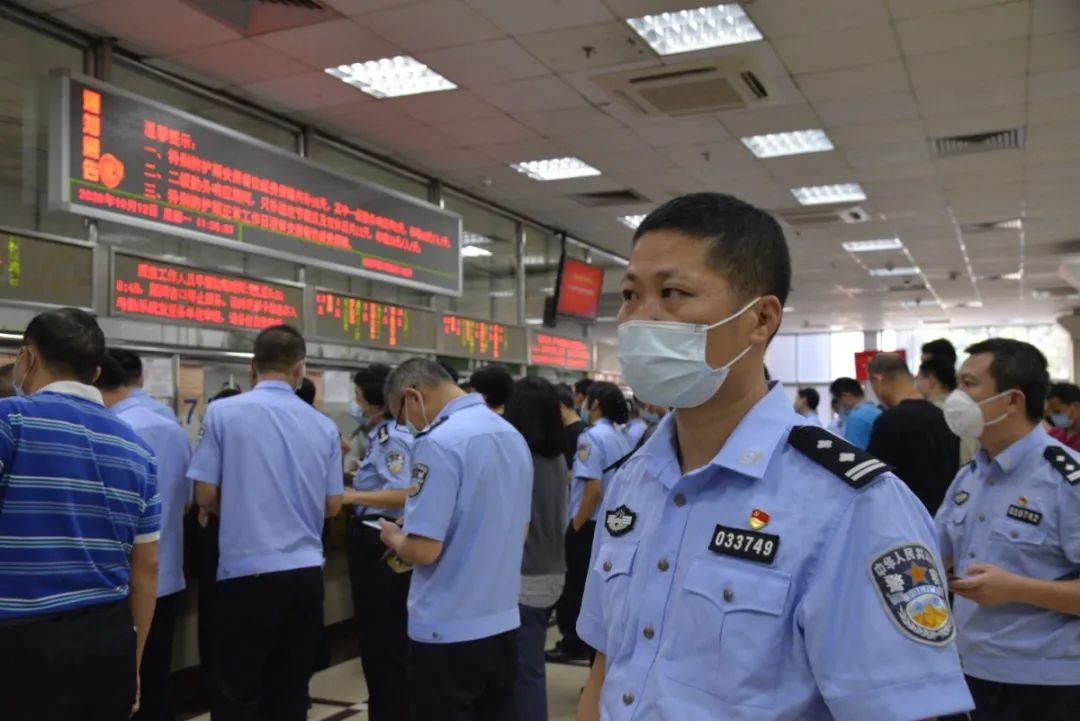 【青年民警微视角】为了奋战的战友，他每天前送数以吨计的“温暖”——走进青年民警李汝芹的一天