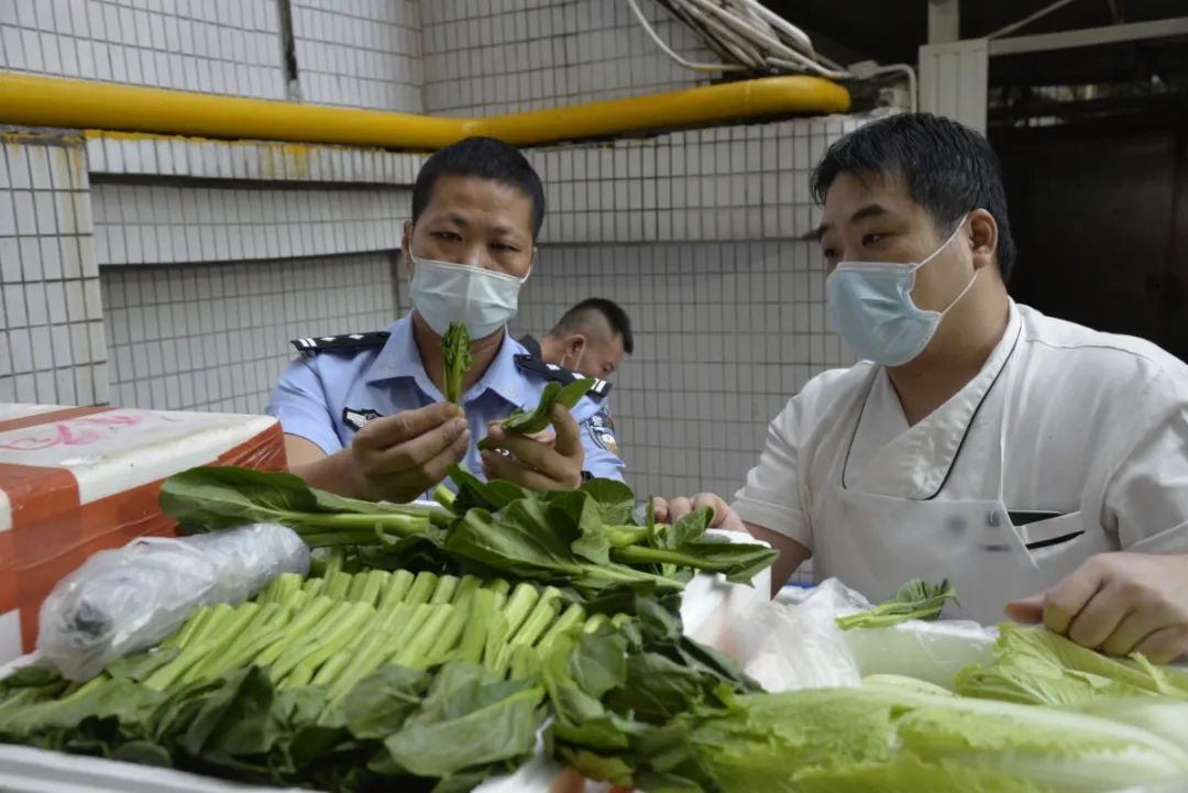 【青年民警微视角】为了奋战的战友，他每天前送数以吨计的“温暖”——走进青年民警李汝芹的一天
