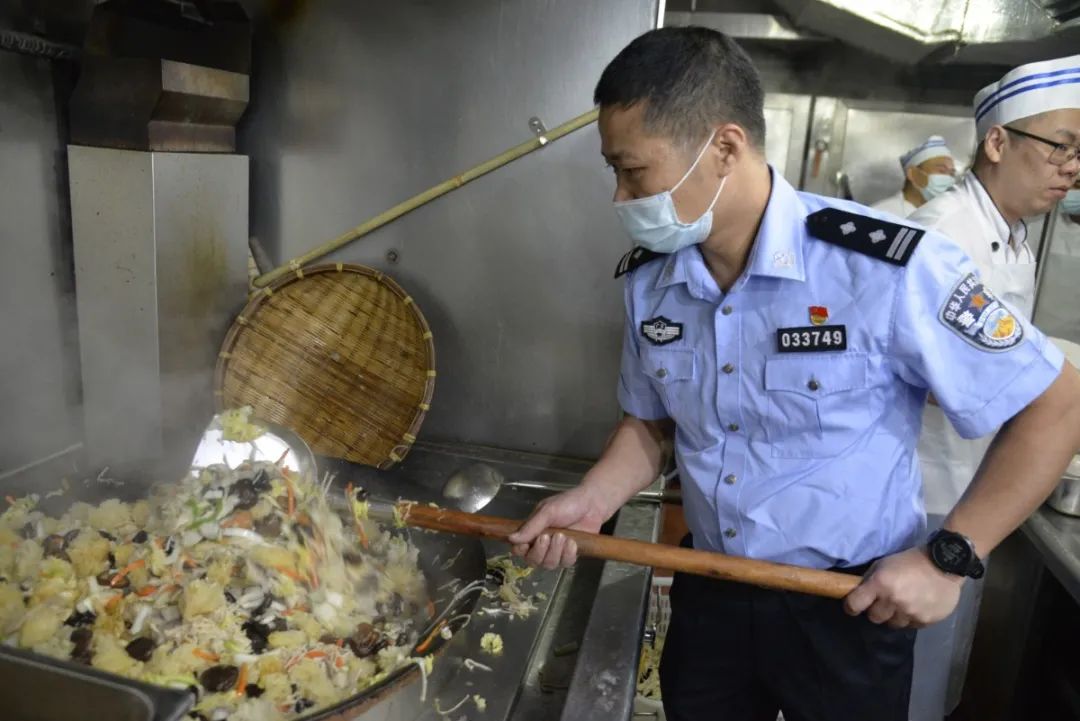 【青年民警微视角】为了奋战的战友，他每天前送数以吨计的“温暖”——走进青年民警李汝芹的一天