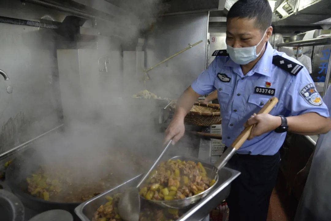 【青年民警微视角】为了奋战的战友，他每天前送数以吨计的“温暖”——走进青年民警李汝芹的一天