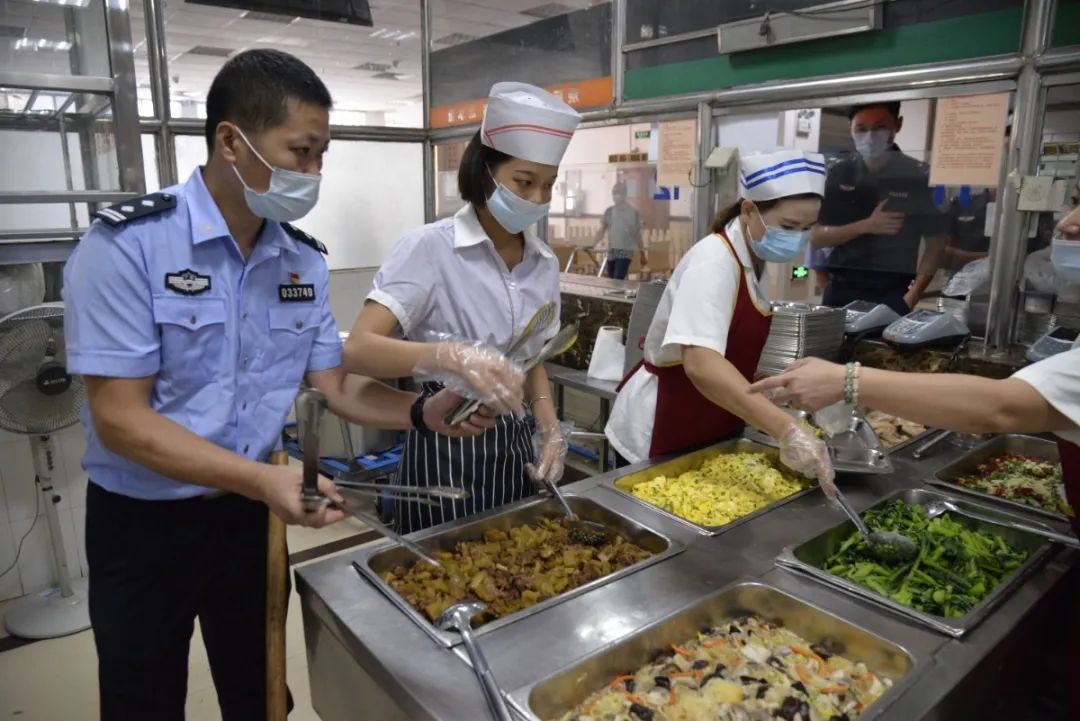 【青年民警微视角】为了奋战的战友，他每天前送数以吨计的“温暖”——走进青年民警李汝芹的一天