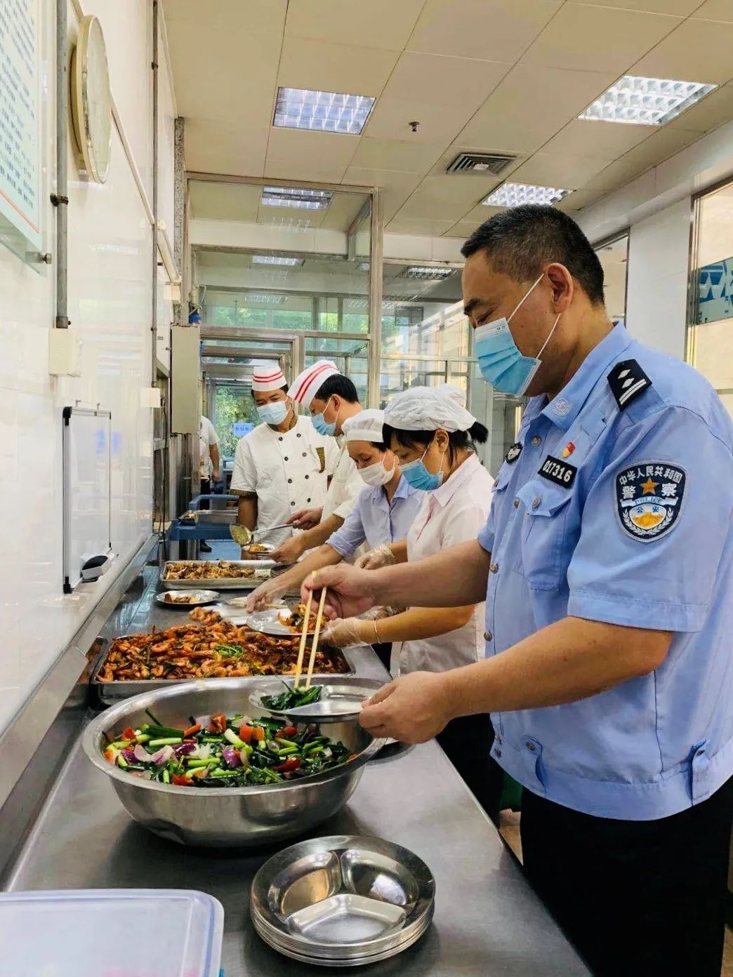 【青年民警微视角】为了奋战的战友，他每天前送数以吨计的“温暖”——走进青年民警李汝芹的一天