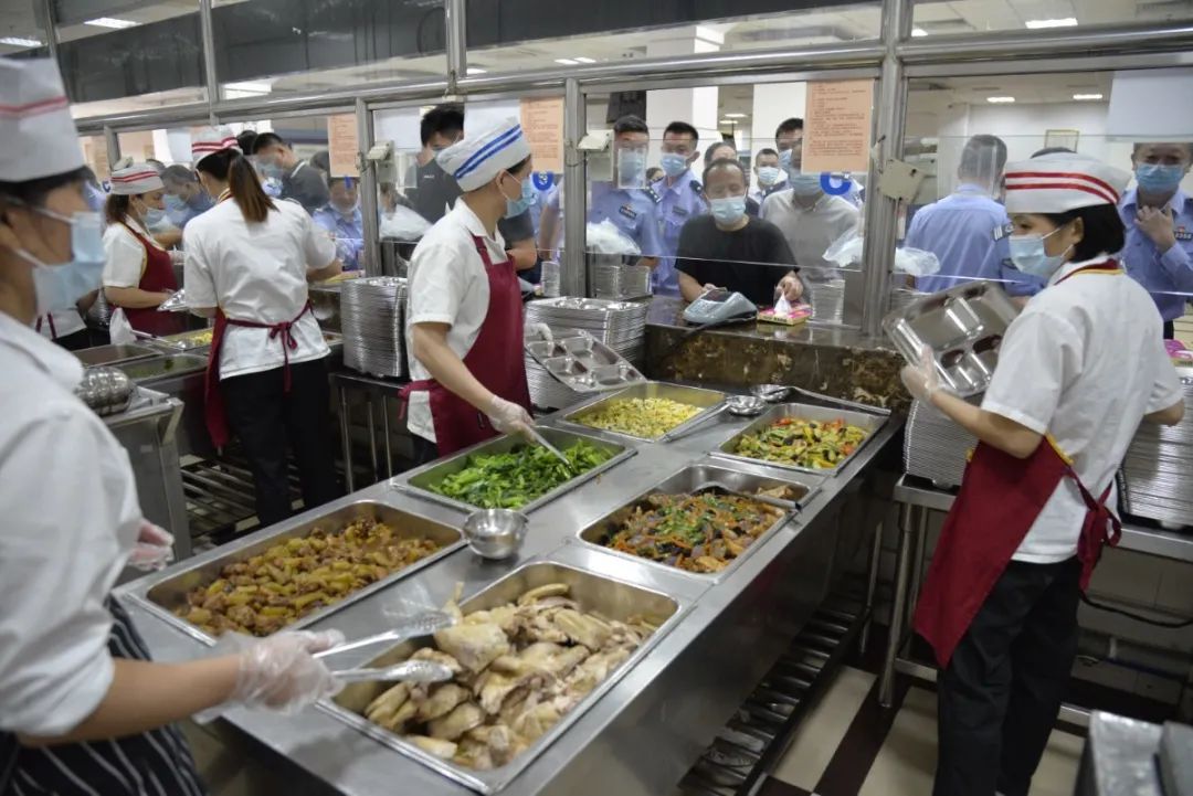 【青年民警微视角】为了奋战的战友，他每天前送数以吨计的“温暖”——走进青年民警李汝芹的一天