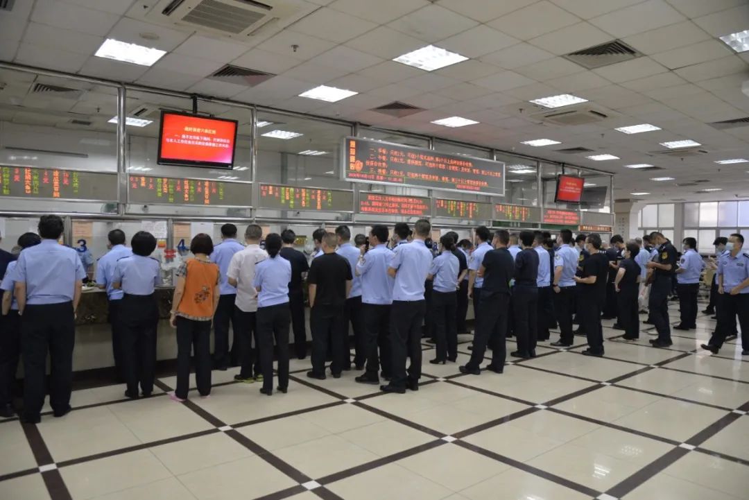 【青年民警微视角】为了奋战的战友，他每天前送数以吨计的“温暖”——走进青年民警李汝芹的一天