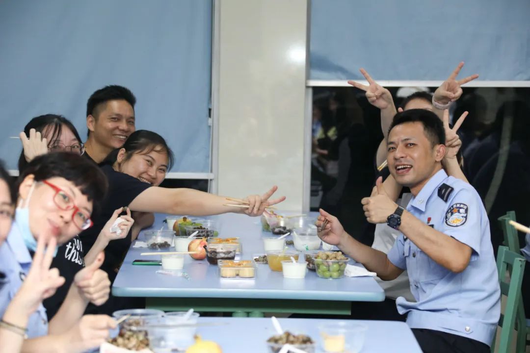 【青年民警微视角】为了奋战的战友，他每天前送数以吨计的“温暖”——走进青年民警李汝芹的一天