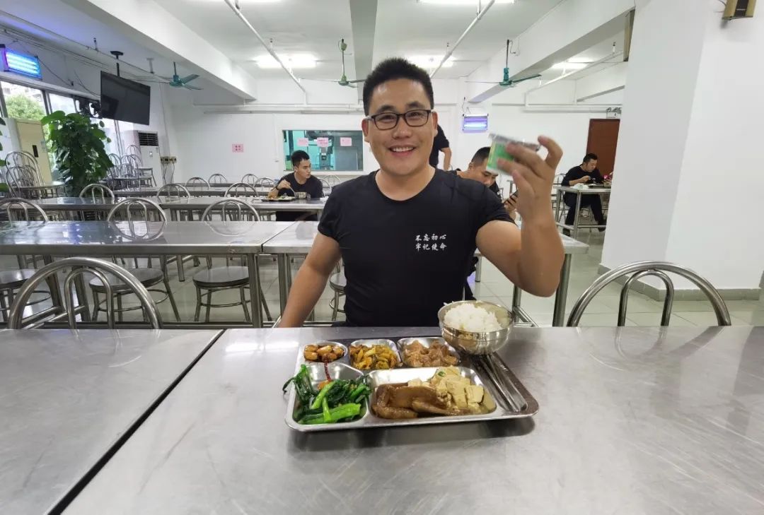 【青年民警微视角】为了奋战的战友，他每天前送数以吨计的“温暖”——走进青年民警李汝芹的一天