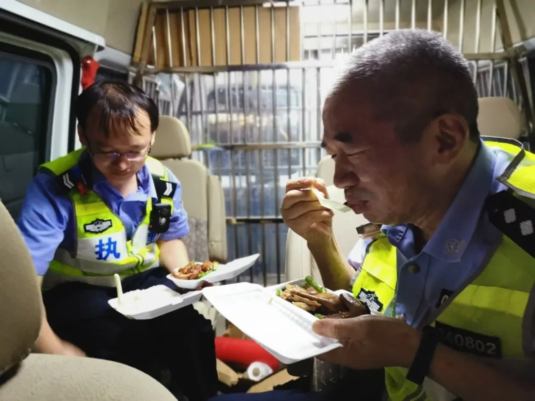 【青年民警微视角】为了奋战的战友，他每天前送数以吨计的“温暖”——走进青年民警李汝芹的一天