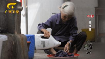 梧州百岁爷爷长寿新招：喝早茶，吃纸包鸡，享受专业的养老护理服务