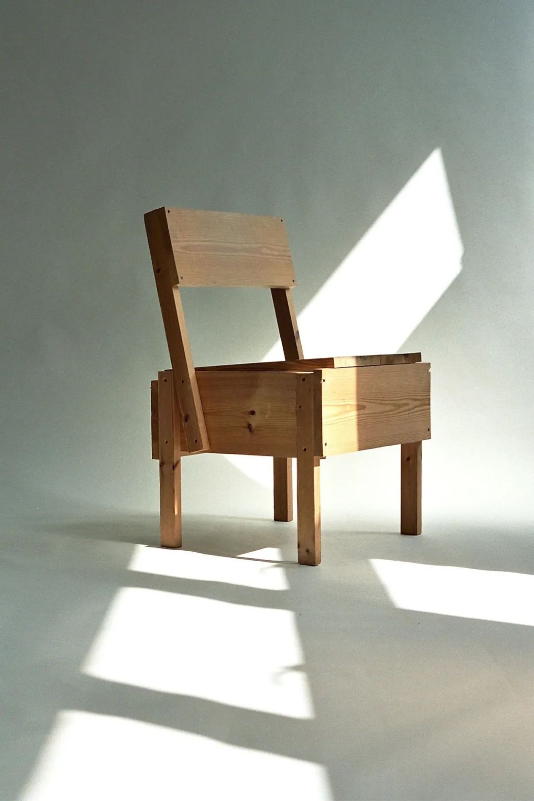 人们从博物馆认识EnzoMari，却把他的设计搬回家