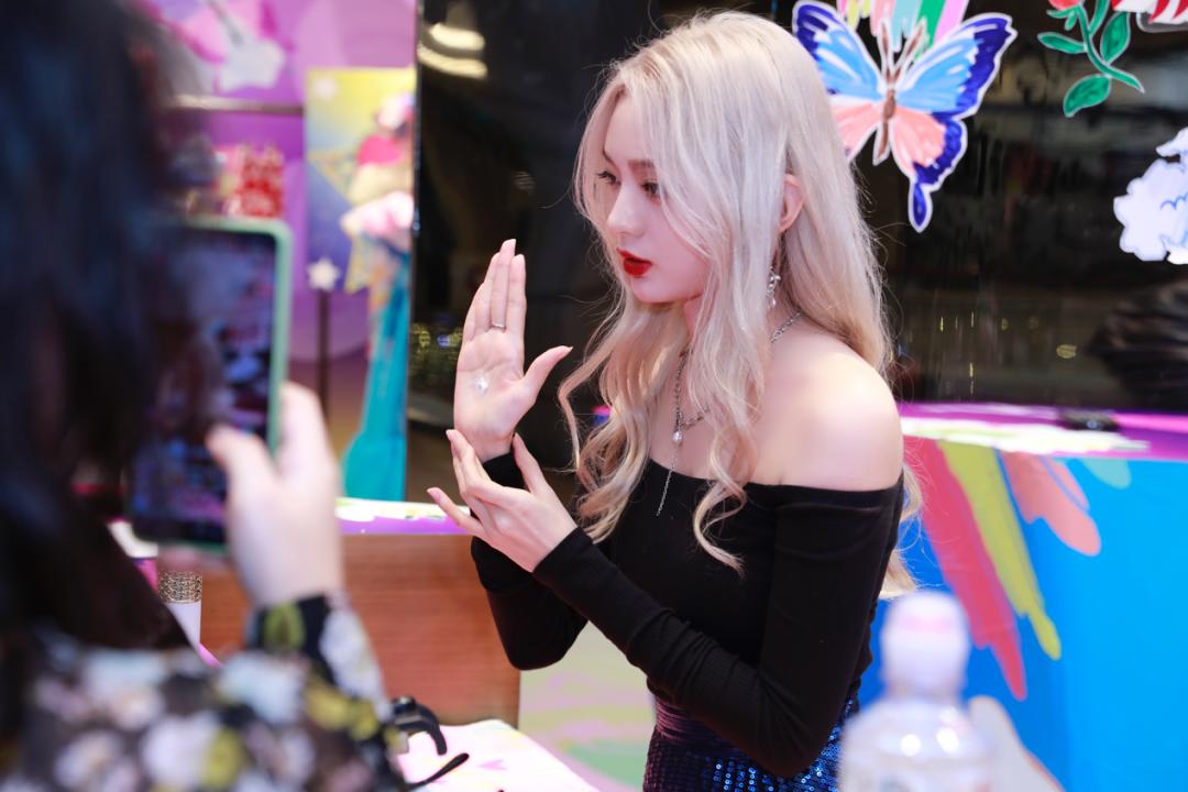 瑞丽25周年超级品牌日直播专场，跟着清华学霸女神一起来种草