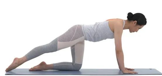 赵丽颖深夜首晒产后照,赵丽颖产后复出一身黑色尽显温柔