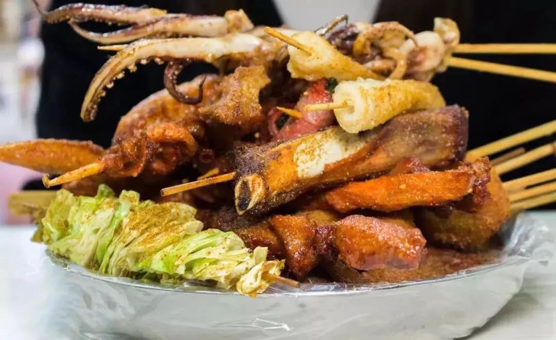 覆盖5个区,这7家“又小又旧”的炸串店,抚慰了不少深夜打工人
