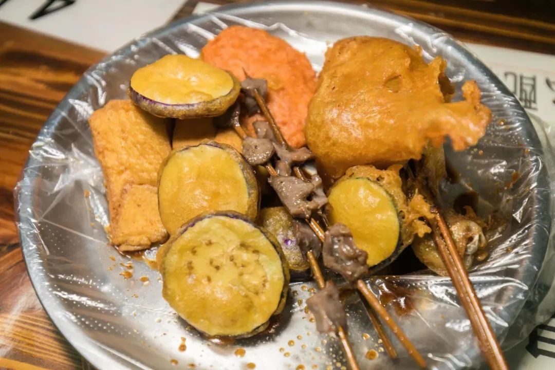 覆盖5个区,这7家“又小又旧”的炸串店,抚慰了不少深夜打工人