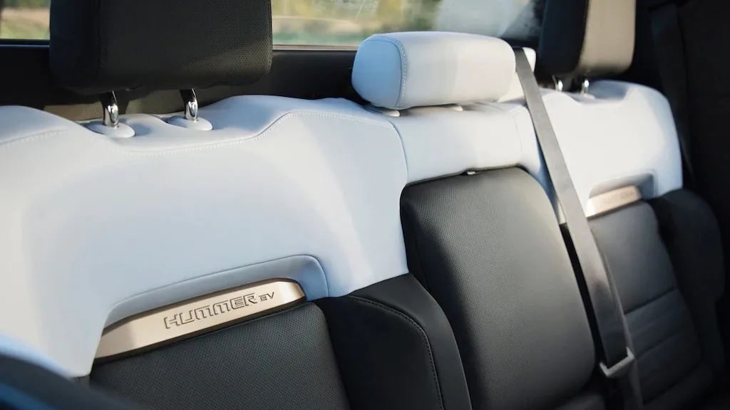 2022gmc悍马ev电动皮卡,2011款悍马h33.7四驱越野皮卡