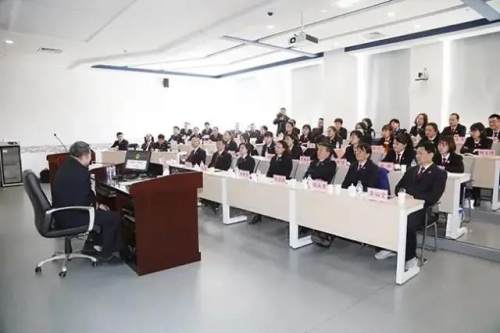 公主岭市监狱*党**委书记、监狱长叶鸿利受邀到长春城郊地区人民检察院，为该院2020年度巡回检查专班授课