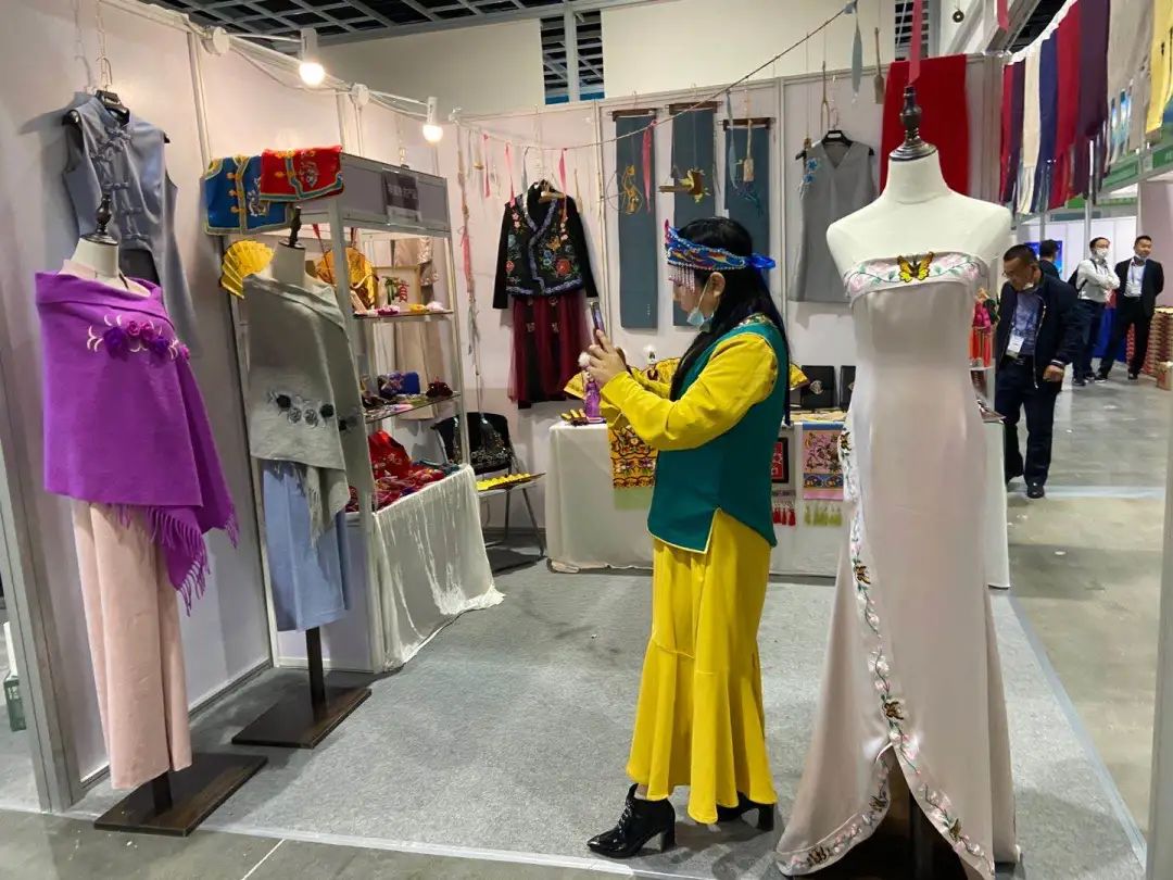 伊宁市特色馕包肉,伊犁最好吃的烤馕