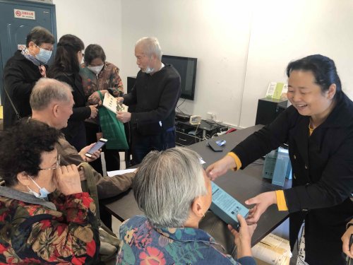 智能手机培训走进社区,84岁老人写感谢信表达感激之情