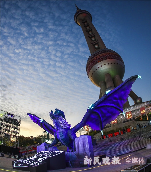 点竞上海丨东方明珠脚下惊现“巨龙”！S10终章大幕拉开，电竞热血点燃申城