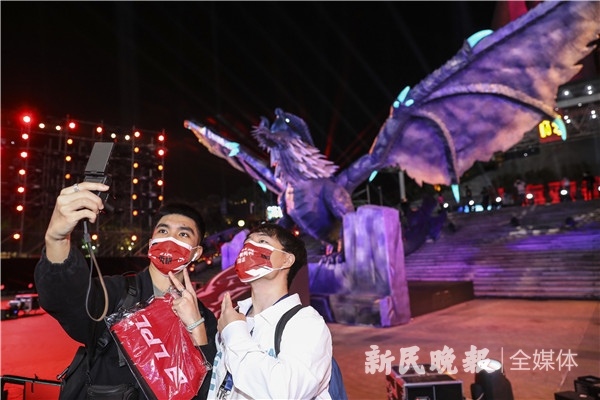 点竞上海丨东方明珠脚下惊现“巨龙”！S10终章大幕拉开，电竞热血点燃申城