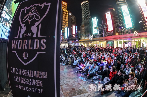 点竞上海丨东方明珠脚下惊现“巨龙”！S10终章大幕拉开，电竞热血点燃申城