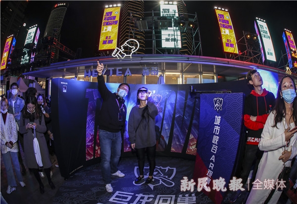 点竞上海丨东方明珠脚下惊现“巨龙”！S10终章大幕拉开，电竞热血点燃申城